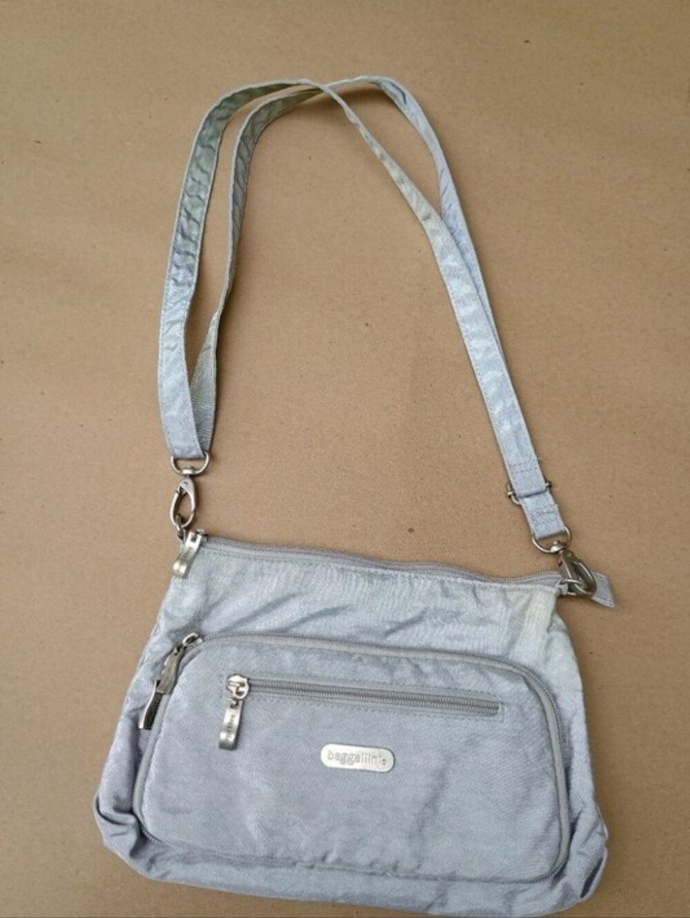 Baggallini Light Gray Silver Crossbody Bag Travel Purse